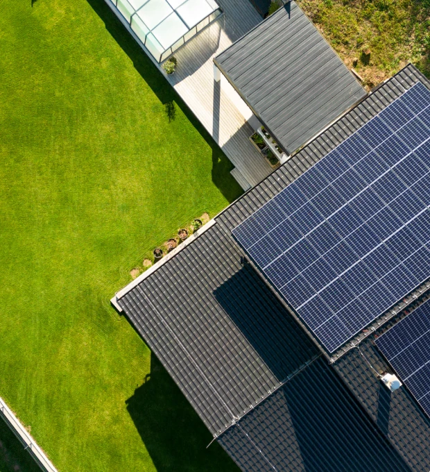 maison vue de dessus avec panneaux solaire