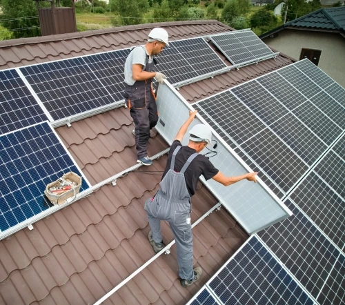 toit maison avec panneaux solaire